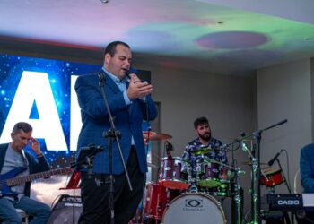Fian paralizó Valencia interpretando a Armando Manzanero