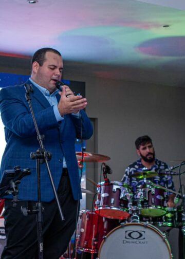Fian paralizó Valencia interpretando a Armando Manzanero