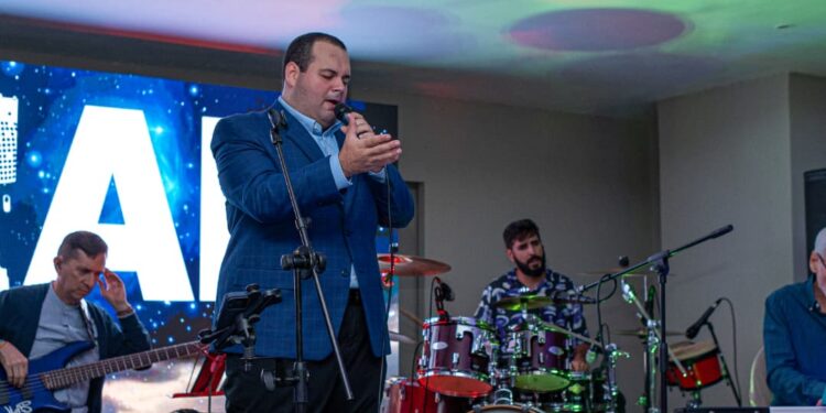 Fian paralizó Valencia interpretando a Armando Manzanero
