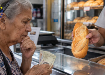 Venezuela: “No nos alcanza ni para un mísero pan”, denuncian pensionados ante el bajo monto de su beneficio