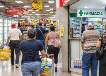 Venezolanos hacen malabares para comprar comida, medicinas y pagar servicios: “La inflación nos come lo poco que ganamos”