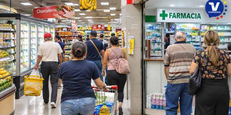Venezolanos hacen malabares para comprar comida, medicinas y pagar servicios: “La inflación nos come lo poco que ganamos”